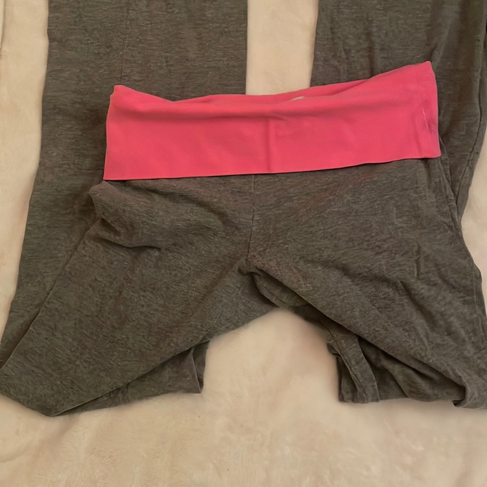 No Boundaries gray low rise flare leggings with pink fold